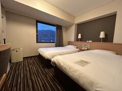 今晩のお宿。駅前のスマイルホテル。今日だけツイン。明日以降節約の為、ダブルです。