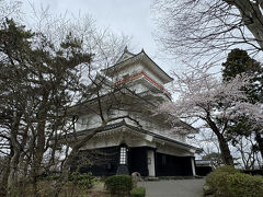 千秋公園は久保田城跡に作られた公園
公園の奥には、再現された櫓がありました