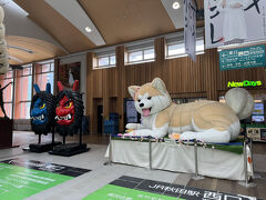 秋田駅の構内にあった、秋田犬やなまはげ