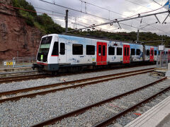 Montserrat Monestir駅に到着しました。写真は、Pl. Espanya駅行きの列車です。予定では、Pl. Espanya駅を7:36発のMontserrat Monestir駅行きに乗車しようとしていたのですが、Pl. Espanya駅で乗車券を購入時に、係員の方から、7;16の電車に乗れるから急いでね！と3分後発の電車が有ると言われたので、思わず、その列車に乗ることに。7:36発のMontserrat Monestir行きの電車は、その先の登山鉄道と連絡しているのですが、7:16発の列車は接続する登山鉄道の列車は有りませんでした。これが、この後のミスに繋がろうとは、この時点ではわかる由も有りません。