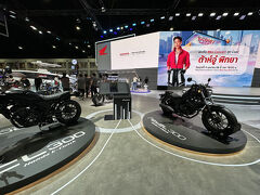 【バンコク モーターショー2025】

そんな中で、「バイクの運転」などとんでも無い事...それこそ、こっそり運転しているのが見つかりでもしたら、即「完全帰国／海外勤務永遠に退場」という厳しいルールを設けざるを得ない状況になり...


写真：ホンダの会場...ショーもやっていた...