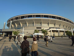 バスは15分程度でハードオフECOスタジアム新潟の近くまで来ましたが、駐車場を待つ車の列で10分程度待つことになり17時半過ぎに到着。