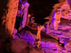 そして入ったのが世界最大の鍾乳洞。

日本一の秋芳洞やアメリカ東部最大の、バージニア州の鍾乳洞へも行ったことがあるのですが、イヤイヤ全然規模が違いました。