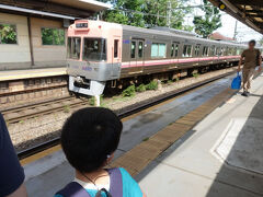 　高架の京王井の頭線に乗り換えです。乗り換え距離の、あまりの長さに閉口。地下鉄銀座線も地上にあるので、同じ渋谷駅だからと甘く見てたらえらい目に遭います。
　電車の色がカラフルな井の頭線を、最近お気に入りの我が子。実物に乗せてあげたくて、やって来ました。