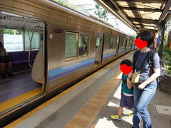 　ピンクに青にオレンジ。すれちがう電車を見ながら、嬉しそうに過ごしていました。
　渋谷では混んでいた電車も、次第にのんびりムードへ。23区を脱して、井の頭公園駅で下車しました。