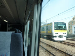 　総武線（緩行線）の電車を追いかけ、追い越す、楽しい車窓が展開します。
　わずか25分の距離ではあったけど、ガラガラ車内のリクライニングシートですっかり疲労回復。高い安い賛否両論あれど、こうした「逃げ場」があるのは ありがたいです。