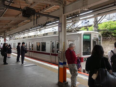 　２両ワンマンの電車が、亀戸駅に滑り込んで来ました。ローカル線的なたたずまいながら、電車は超満員。
　今朝は本線がトラブルでダイヤが乱れていて、迂回ルートとしてまわってきた人が多かったようです。朝からお疲れ様です！