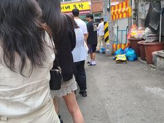 バスにて着いたのは以前大行列で断念した百済精肉店。16時半位だったかな。