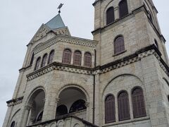 最後の見学地は大谷石でできた松が峰教会。
大谷石のお陰で中は照明やステンドグラスがなくても温かい明るさ。しばらく座って心を落ち着けました。