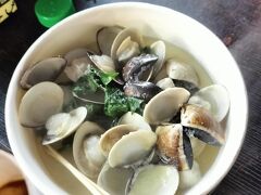スーパーで買い物したりなんとかお腹をすかせます。
雨が降ってるしフードコートのある士林夜市に行こうかと思ったのですが、昨日のガチョウが食べたくて、また寧夏夜市へ。

まずはハマグリ
雨が降ってるので、お店の人がお店の屋根のあるところに入れてくれたので、そこで立ち食い
♡⁠(⁠Ӧ⁠ｖ⁠Ӧ⁠｡⁠)