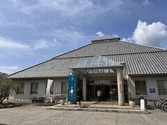 バス停とオリーブビーチに挟まれ観光協会があり立ち寄ってみました。