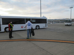 無事着陸し、バスで空港施設まで向かいました。今回は非常に短距離のフライトでの、豊岡まで日帰りの旅でした。豊岡はこぢんまりと落ち着いた街で、ランチも美味しく頂き、満足いく旅行でした。今度は城崎にも行ってみたいです。