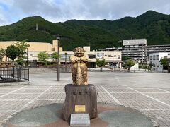 鬼怒川温泉駅前広場。