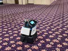朝からホテルのロビーではロボット掃除機が働いていました。