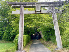 夜都岐神社の鳥居からの参道は短いけど、いいよね

夜都岐は夜都伎とも書かれます

一の鳥居、二の鳥居は少し離れた場所にあるようです