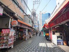 天気は快晴ですが朝方は風があり少し寒い感じがしました。ユニクロを探しましたが都合良くあるはずがありません。1時間ぐらい寒い思いをしました。

駅から海の方向へ海雲台市場を経由して進みました。