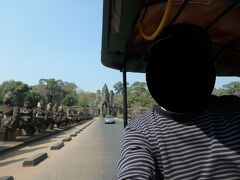 Simさんが運転するトゥクトゥクに乗って見学してたアンコールトムからホテルへ向かう。

また必ず来るからね。