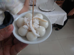 すでにチェックアウトしているホテルに戻る。荷物を預けていたので、それを引き取るためだ。

ホテルに入ったら....ロビーで試食会が行われていた。外では Sim さんが待っているんだけど....。