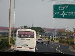 ほんとに何も無いようなところにポツンと出来た新空港。それでも以前の空港と比べたら、かなりの大きさになっている。