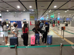 一般エリアに出てからはエスカレーターで下へ移動してエアポートレイルリンクの駅へ。日本・羽田から到着した時にやっていたPM2.5対策の運賃無料キャンペーンは終わっていた。あれは31日までだったんだよなぁ....残念。

ちなみに２月３日に発表された世論調査の結果では鉄道無料化によるPM2.5の改善に７割近くの市民が「ほとんど効果がなかった」または「まったく効果がなかった」と回答しているそうだ。
対策の施策に対して＠＠＠＠＠＠