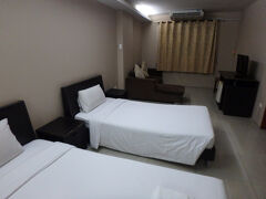 マッカサン駅からは地下鉄１駅分（Phetchaburi～Phra Rama 9）を歩いて20分ほどで常宿にしているホテルに到着。夜22時近くの時間帯だったけど暑くて大変だった。これなら１駅区間でも地下鉄乗っておけばよかったかな？。