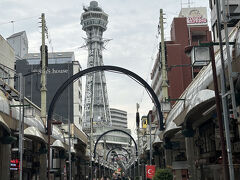 ”フルーツカフェMIZUNO”さんの後、天満橋からアクアライナーで大阪城クルーズ楽しんでから通天閣展望台に行って、外国人ギョーサンおる新世界の雰囲気に揉まれた後、事前に18:00予約していた四ツ橋にある“鉄板焼きお好み焼きOribe”に向かいます。