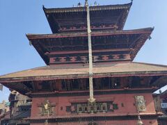 食べたあとは観光。ダルバール広場へ。美しいお寺がたくさん。