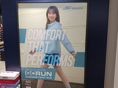 友達とお別れした後にDOOTAに行きNIKE等を見ます。

好きな女優であるパク・ウンビンさん。
日本のSKECHERSはLiLiCOさんのパネルがありますね。