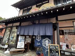 こちらの酒屋やよいさんからガヤガヤと人が出てきたので入ってみたところ「2階で有料試飲をしているのでぜひ」と言われました