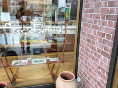 こちらではチーズはもちろん各種乳製品がそろっています。さきほどのチーズの切れ端がお得なお値段で売られており無事購入！