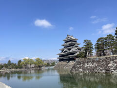 快晴の空と松本城