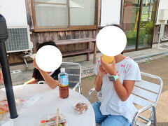 途中にあった「道の駅　奥津温泉」でお昼ごはんにしました。
お昼を食べる場所がないかもと、コンビニでおにぎりなどを買って行ったのですが。こちらの道の駅は物産館のほか飲食店もあるようでした。
ただ、特に子供向けに食べられるものがあるかは未確認なので、持参したほうが安心かも知れません。