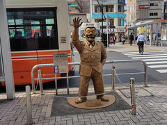 北口の両さん像