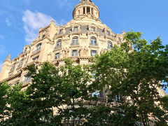 グラシア通りを進んでいくと、彫刻が素敵な建物が。Casa Lle&#243; Moreraというモデルニスモ様式の建物でした。