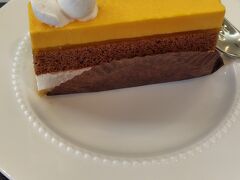 駅で買い物をしてから、コーヒーが飲みたくて、近くのJR系の宿、フォルクローロ角館の食事処「さくら小町」へ。ケーキは日替わりのマンゴーケーキ。

ビューカードで支払いしようとしたら、お店のおねーさんが10%引きになりますって。割引になるのを知らなかったから、すごく得した気分で嬉しかった（笑）