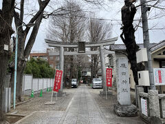 １社目は穏田神社、表参道のメインストリートから５分くらい渋谷寄りに入ったところです。