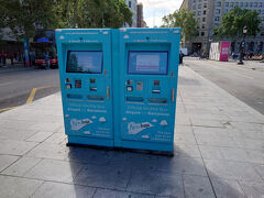 20分ほどで、カタルーニャ広場へ到着しました。空港行きのバスの券売機ですが、屋根のないところに券売機が有るのは、雨の少ないバルセロナ故ですね。券売機では、クレジットカードが使えず、初めて現金を使いました。