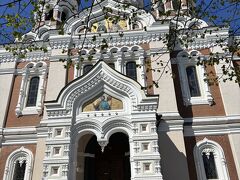 アレクサンドル・ネフスキー大聖堂です。
帝政ロシア時代の建物のようで、タリンの人々からは嫌われていた時代もあったとか。
個人的には、玉ねぎ型の丸い屋根は好きです。
