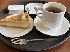 タリンで最古のカフェらしいです。
内装の割に、雰囲気は結構カジュアル。