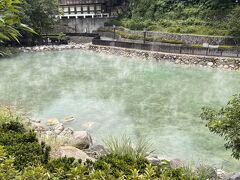 草津温泉の湯畑を彷彿とさせる源泉。硫黄の香りが非常に良い。蒸気をたくさん浴びてきた。