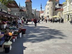 旧市街の入り口、ヴィル門に続く通りです。
花屋さんで、お花を買いたくなりましたが、次の日には帰国なので我慢しました。