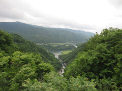 庵谷峠展望台・・・神通峡フォトスポット

絶景　Ｖ字型の雄大な景勝地　神通峡

唯一の展望台へは　道の駅細入から41号線の脇に入り　片掛の集落を進行

車で約15分　駐車スペース1台

庵谷峠展望台登り口より　急な山道登って　展望台到着

あいにくの曇り空ではありましたが　峡谷美体感

国道41号線に沿って　ダムや渓谷眺めながらドライブ

岐阜から富山への　細入観光　けぶる緑の世界堪能しました



