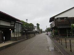 大町新川町通り・・・加賀藩が参勤交代に利用　旧北国街道

江戸時代から北前船交易の寄港地として栄えた　岩瀬地区

メインストリートである大町新川町通りは　レトロな雰囲気

江戸から明治期の廻船問屋の古い街並み　マップ片手にひっそり歩き＆タンデムサイクリング

さほど混んでもいず　お店も隠れ家風なものもあり　とにかく静か

昭和8年創業和菓子大塚屋さん　店内にて　お茶と三角どらやき実食

三角2個セットで　粒あんがぎっしり　薄めの皮になじみ美味

水琴窟の音が流れる酒屋さん　体験できる施設　カフェ　ギャラリーなど

その時代の異空間そのままに　タイムスリップさんぽ楽しむスポット　

