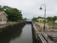 中島閘門・・・パナマ運河方式　閘門

富岩運河の建設にあわせて　昭和9年(1934年)に建設

運河のおおよそ中央となる地点に設置

水位差を二対の扉で調節するパナマ運河方式(前後のゲートを交互に開閉することで水位の異なる水面を調整)の閘門

平成10年(1998年)に昭和の土木構造物として全国で初めて　国指定重要文化財に指定

今回見学に行ったら　富岩水上ラインに遭遇

橋の上から水位調整　見ることが出ました

最大水位差2.5m　水のエレベーター　閘門の動きと共に観察

クルーズ船が環水公園から岩瀬に向かって　中島閘門を境に一周

行きは減水帰りは満水　中島閘門内で上下する様子はまさにエレベーター

近くの資料館で学習したことが　目に見えて理解できた瞬間でした　







　
　