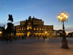 さてドレスデンは、日が暮れ始めるとさらに美しさが際立ちます。
ライトアップされた旧市街に戻ってきました。

夕闇に輝くゼンパーオペラ。絶景です。