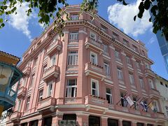 最初に現れたのは ホテル アンボス ムンドス (Hotel Ambos Mundos)
