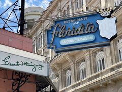 オビスポ通りの西の端にあるフロリディータまで来た。

左に「アーネスト・ヘミングウェイ」のサインが見える。
　