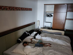 おはようございます。

5/12（月）沖縄滞在 最終日の朝です。

時刻は7：00

ここから那覇空港までは２時間を見積もって行動したいので
９時にはチェックアウトしたいところ。


急いでいる時こそ起きてくれない、幼児あるある。。。