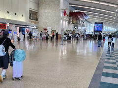 到着の時には通らない３Fのチェックインカウンターは


広々としていて、開放的な空港の雰囲気で好き。