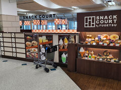 ２Fへ降りて、お馴染みのフードコートでランチにします！